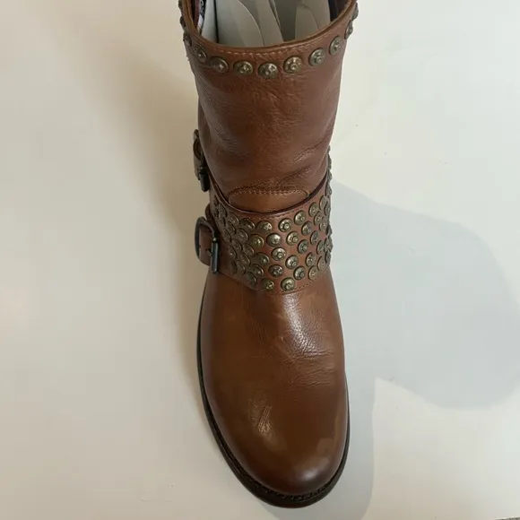 ❤️ 10 HTF Frye RARE Women’s Jenna Studded short moto boot Cognac BROWN leather