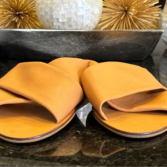 🇮🇹  Everlane The Day Crossover Sandal