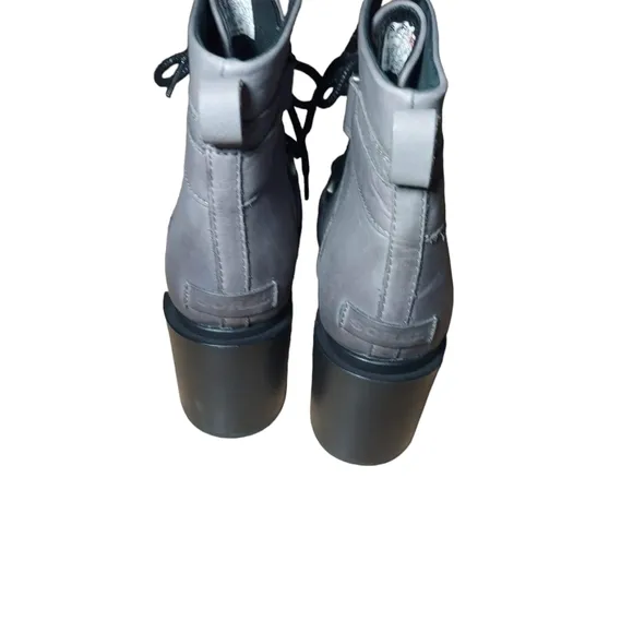 10 Sorel gray boots with a heel
