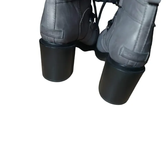 10 Sorel gray boots with a heel