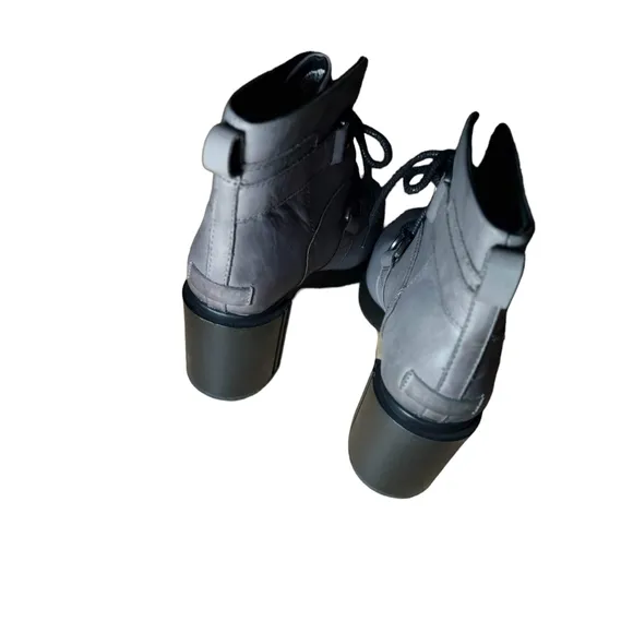10 Sorel gray boots with a heel