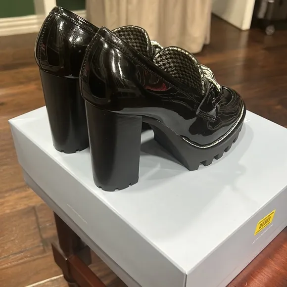 2023 Stunning ANTONIO MELANI Patton leather/Silver Shoes. Extremely comfortable