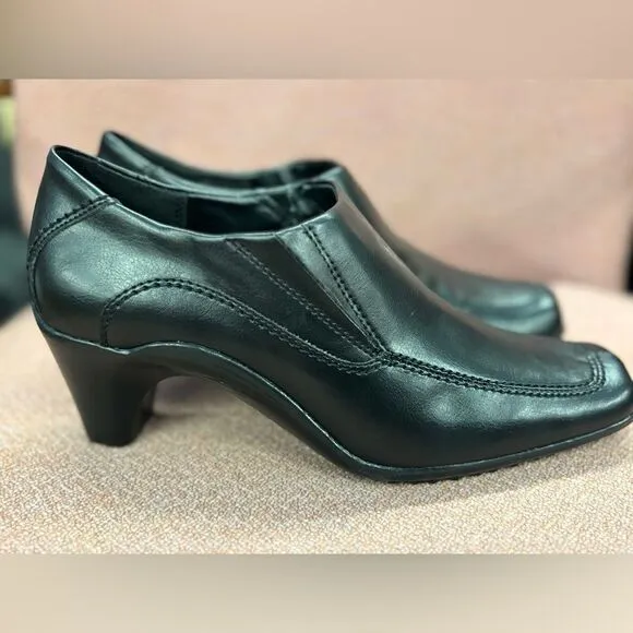 A2 by Aerosoles Black ankle boots 8M 2 3/4&quot;