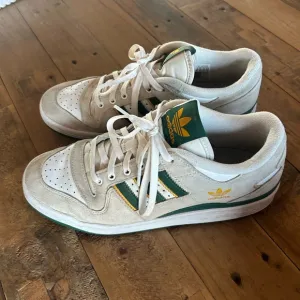 Adidas 9.5 Women’s Shoes