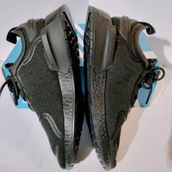 Adidas Grade School NMD R1 V3Youth 6.5, (women 8) New with box. Style: GX5683