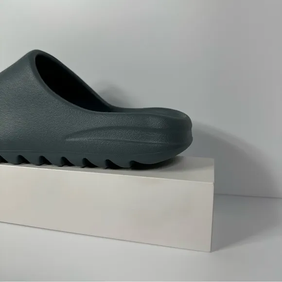 ADIDAS YEEZY SLIDES SLATE MARINE MENS SHOES SIZE 10 SLIP ON KANYE WEST BLUE GRAY