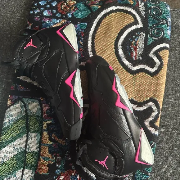 Air Jordan 7 Black and Pink Sneakers (GS)