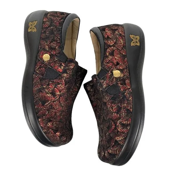 Alegria PAITYN Red and Gold Metallic Fan Print Clogs Size 37 Comfort Shoes