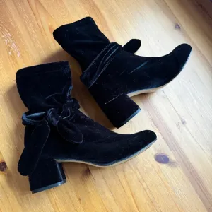 All black black velvet boots size 6 nwot