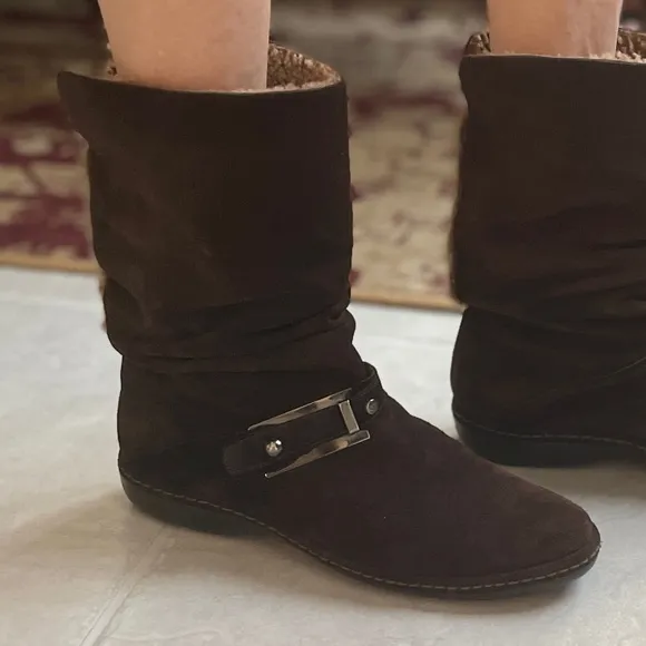 &quot;NEW&quot; - STUART WEITZMAN LADIES BROWN SUEDE BOOTS, LINED INSIDE W/FUR (SIZE 7.5)