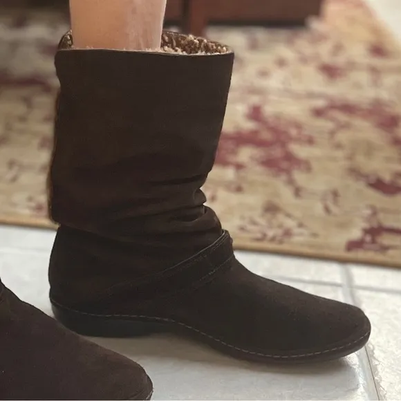 &quot;NEW&quot; - STUART WEITZMAN LADIES BROWN SUEDE BOOTS, LINED INSIDE W/FUR (SIZE 7.5)