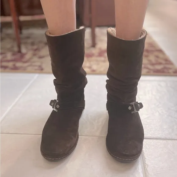 &quot;NEW&quot; - STUART WEITZMAN LADIES BROWN SUEDE BOOTS, LINED INSIDE W/FUR (SIZE 7.5)