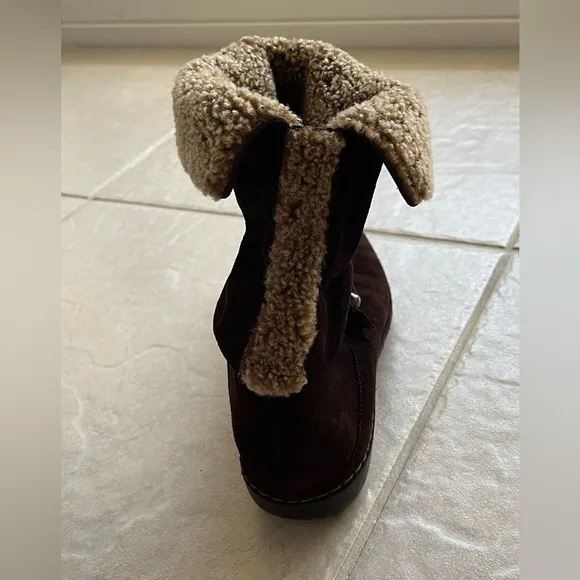 &quot;NEW&quot; - STUART WEITZMAN LADIES BROWN SUEDE BOOTS, LINED INSIDE W/FUR (SIZE 7.5)