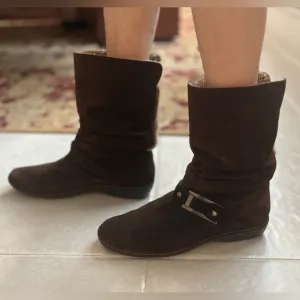 &quot;NEW&quot; - STUART WEITZMAN LADIES BROWN SUEDE BOOTS, LINED INSIDE W/FUR (SIZE 7.5)