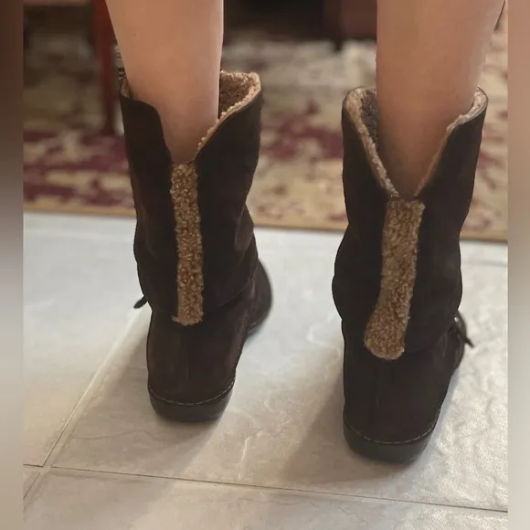 &quot;NEW&quot; - STUART WEITZMAN LADIES BROWN SUEDE BOOTS, LINED INSIDE W/FUR (SIZE 7.5)