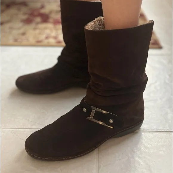 &quot;NEW&quot; - STUART WEITZMAN LADIES BROWN SUEDE BOOTS, LINED INSIDE W/FUR (SIZE 7.5)