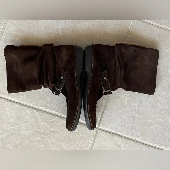 &quot;NEW&quot; - STUART WEITZMAN LADIES BROWN SUEDE BOOTS, LINED INSIDE W/FUR (SIZE 7.5)