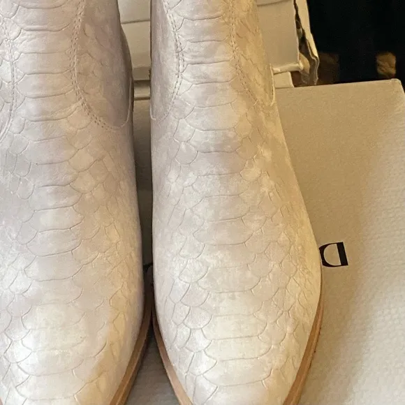 ANKLE BOOTS NWB