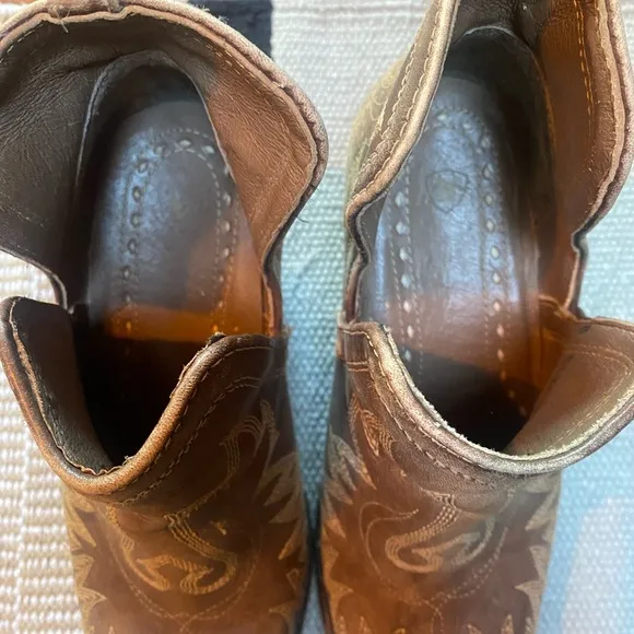 Ariat Dixon Brown Ankle Boots with Distressed Leather and Decorative Stitching