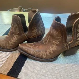 Ariat Dixon Brown Ankle Boots with Distressed Leather and Decorative Stitching