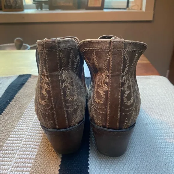 Ariat Dixon Brown Ankle Boots with Distressed Leather and Decorative Stitching