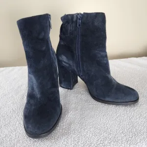 Arturo Chiang Rakel Ankle Boots / Black Suede / SZ 8