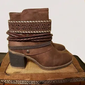 B52 By BullBoxer &quot;Sally&quot; Zip Up Chain Detail Ankle Boots Sz 8