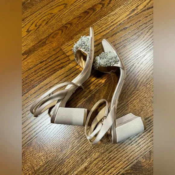Badgley Mischka Finesse Satin Pumps Evening Shoe w/ Crystals Size 6