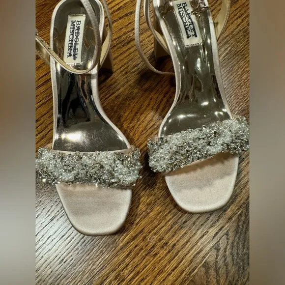 Badgley Mischka Finesse Satin Pumps Evening Shoe w/ Crystals Size 6