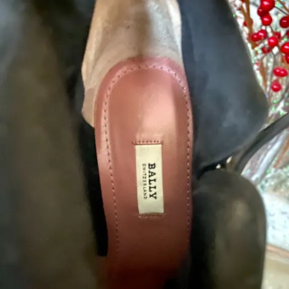 BALLY of Switzerland. Famous Shoe &amp; Leather maker of Europe. Classy booties ! 🧡
