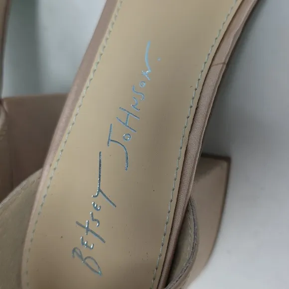 Betsey Johnson Mel Elegant Embelish Beige Block Heel Sandals Size 8