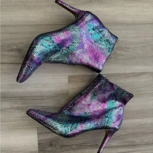 Betsey Johnson 8.5 Pointed Toe Purple and Blue Heeled Iridescent Finish Boots