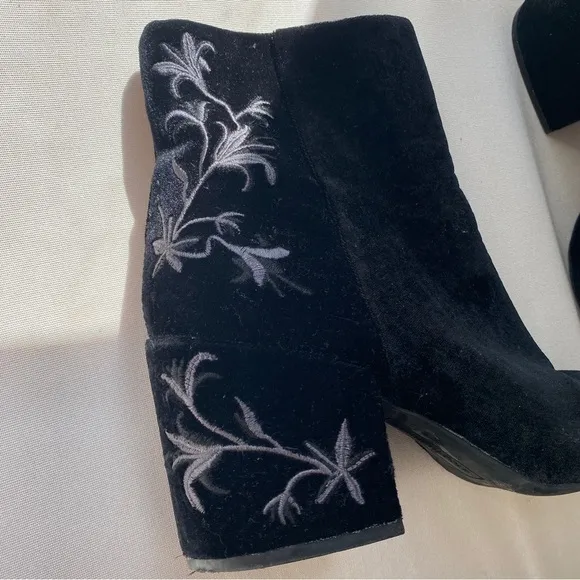 Black Velvet Kenneth Cole ankle boots size 7.5