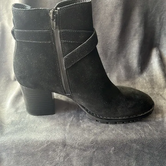 BLONDO WOMEN’S SZ 9 M HEELED BOOTS. NEW BLACK BOOTS LEATHER