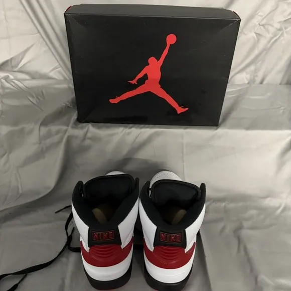Boys 7‎ Nike Air Jordan 2 Retro OG Chicago White Varsity Red Black