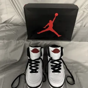 Boys 7‎ Nike Air Jordan 2 Retro OG Chicago White Varsity Red Black