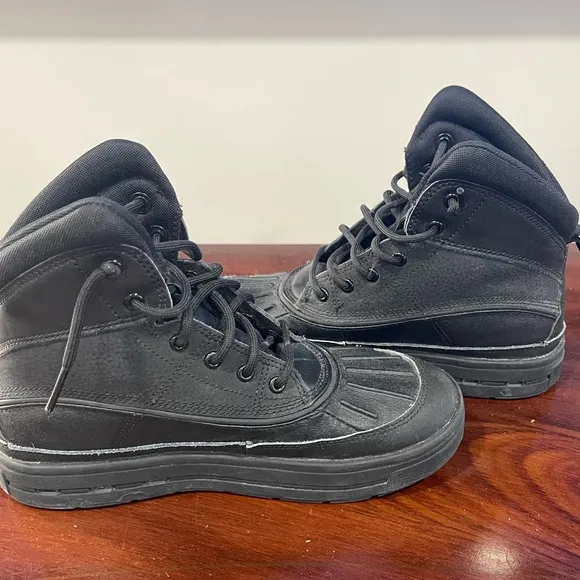 Boys Nike wood side 2 High boots size 4.5