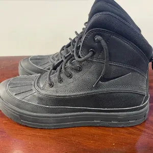 Boys Nike wood side 2 High boots size 4.5