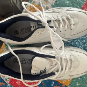 brand new court classic tennis shoes size 10
