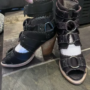 BRAND NEW NEVER WORN Stylish Black Leather Heeled Sandals