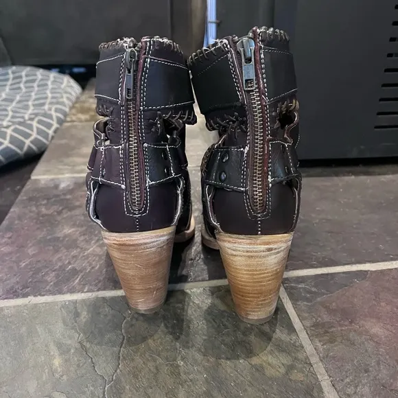 BRAND NEW NEVER WORN Stylish Black Leather Heeled Sandals