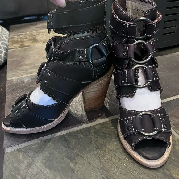 BRAND NEW NEVER WORN Stylish Black Leather Heeled Sandals