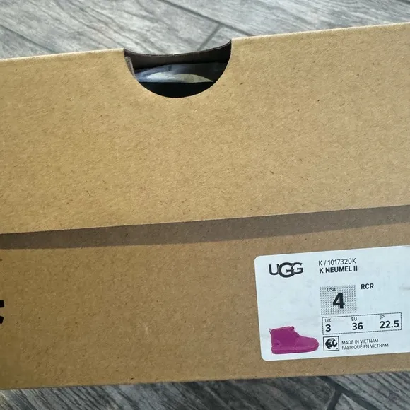 Brand New UGG Big Kids Neumel II Chukka Boots
