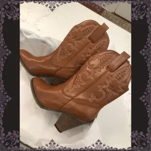 BRAND NEW WOO HOO BOOTS!!