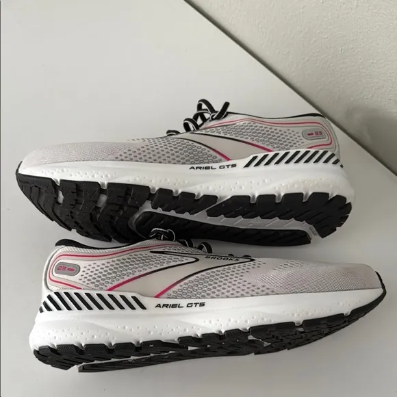 Brooks Ariel GTS 23 Running Shoes - Gray and Black