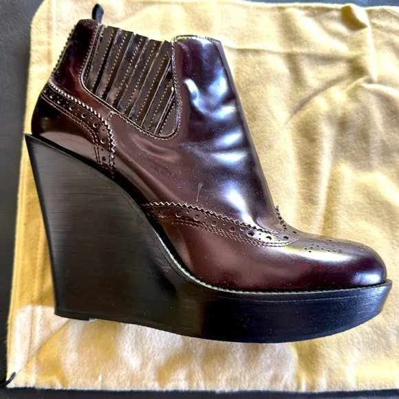 Burberry Burgundy Leather Ankle Boots with Polished FinishBrand new