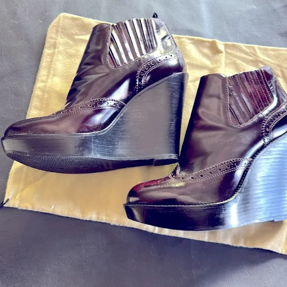 Burberry Burgundy Leather Ankle Boots with Polished FinishBrand new