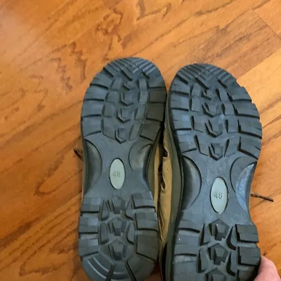 CC-Los Men’s hiking brown and tan waterproof shoes..  NWT