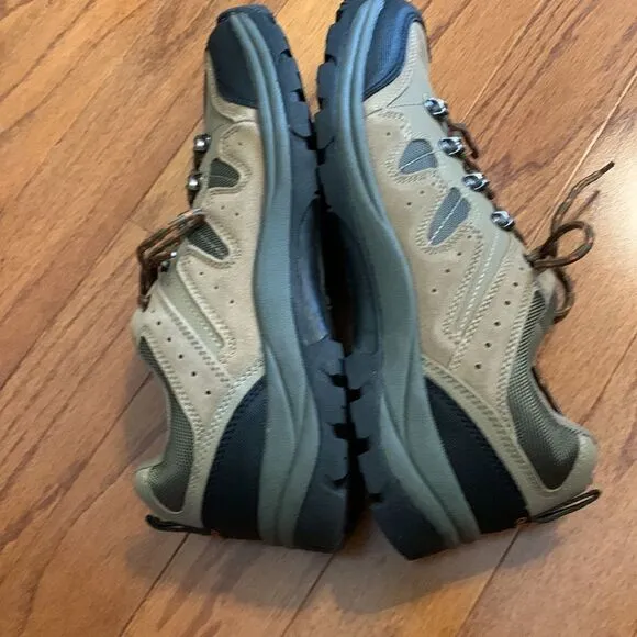 CC-Los Men’s hiking brown and tan waterproof shoes..  NWT