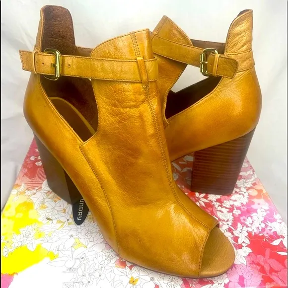Chinese Laundry   Leather Tan Ankle boots